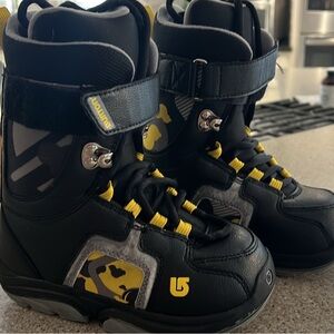 Burton Kid's Freestyle black and yellow tie and Velcro snowboard boots size 2